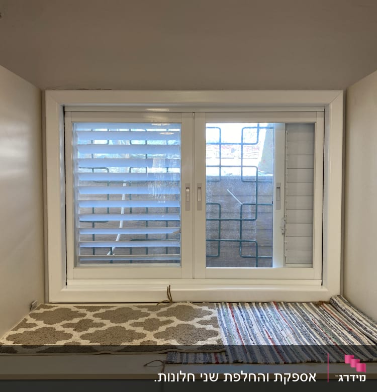 חלון אלומיניום עם תריסים לבנים